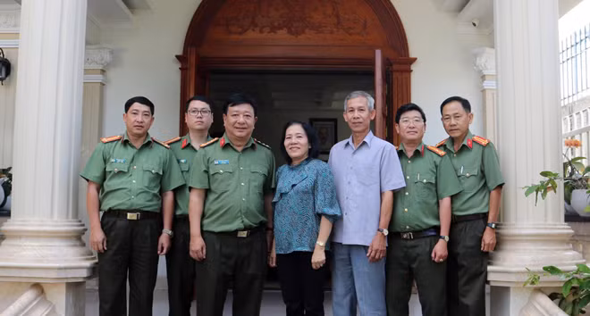 Các đại biểu dự lễ họp mặt chụp ảnh lưu niệm.