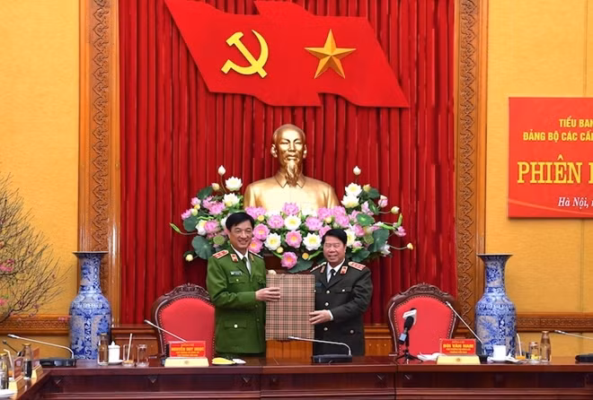 Thứ trưởng Bùi Văn Nam trao quà lưu niệm của Tiểu ban ANTT tặng Thứ trưởng Nguyễn Duy Ngọc