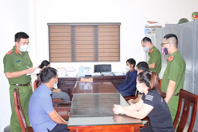 Cơ quan Công an lấy lời khai các đối tượng.
