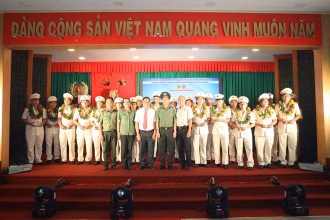 Đại tá Tạ Văn Đẹp chụp ảnh lưu niệm cùng các cán bộ đoàn tiêu biểu.