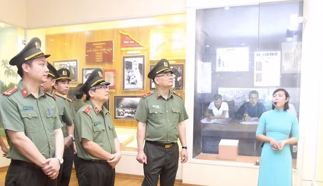 Thiếu tướng Tô Ân Xô cùng các đại biểu tham quan nhà truyền thống tại Khu lưu niệm.