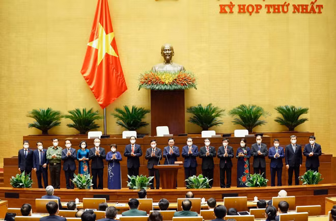 Uỷ viên UBTVQH khoá XV ra mắt Quốc hội.