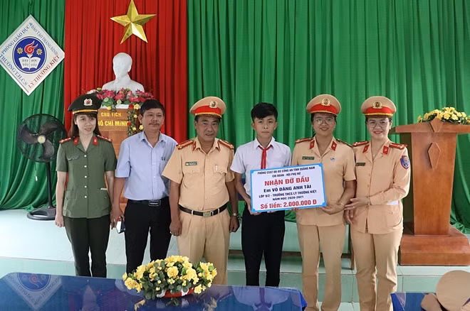 Nhận đỡ đầu em Võ Đăng Anh Tài, học sinh lớp 9/2 Trường THCS Lý Thường Kiệt