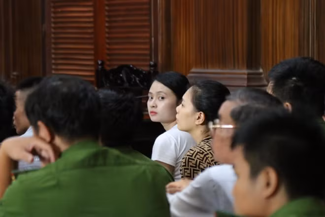 Ngọc Miu ngơ ngác tìm người thân