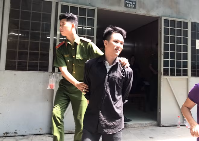 Bị cáo sau phiên xử.
