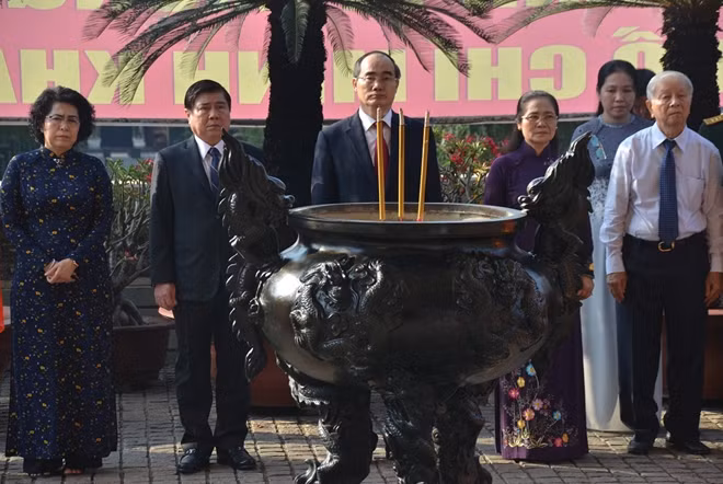 Các đồng chí ãnh đạo, và nguyên lanh4 đạo TP Hồ Chí Minh tại lễ dâng hương, dâng bánh Quốc tổ Hùng Vương
