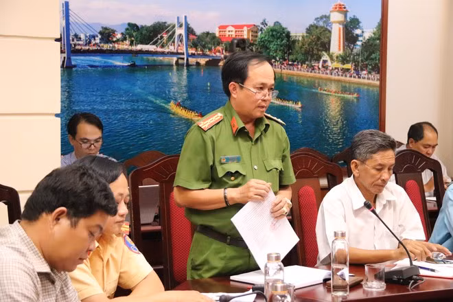 Đại tá Đinh Kim Lập, Phó giám đốc Công an Binh Thuận, báo cáo vụ việc với đoàn công tác của Bộ GTVT và UBATGTQG