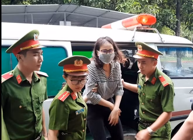 Bà Lê Thị Thanh Thúy được đưa tời tòa ngày 19/9