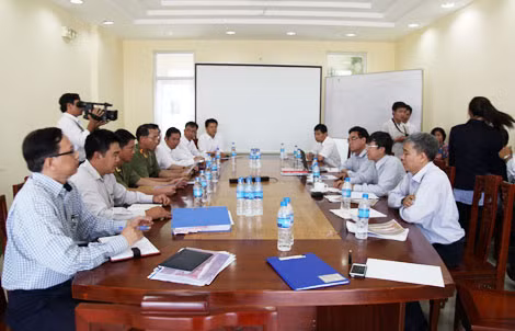 Các cơ quan chức năng bàn phương án tìm kiếm nguồn phóng xạ.