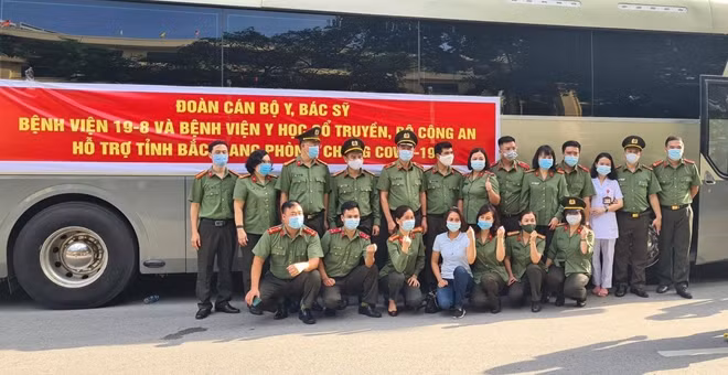 Đoàn cán bộ bác sĩ, nhân viên y tế Bệnh viện Y học cổ truyền Bộ Công an chi viện cho Bệnh viện dã chiến số 2 Bắc Giang