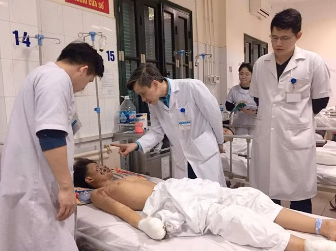 PGS.TS Nguyễn Mạnh Khánh đang khám cho bệnh nhân