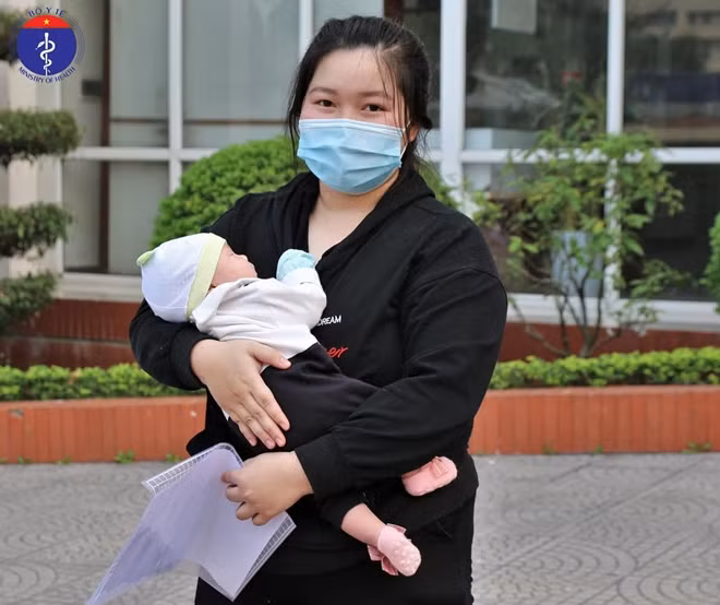 Bé gái sơ sinh 24 ngày tuổi cùng mẹ được công bố khỏi bệnh (Ảnh: Văn Dung Sơn))