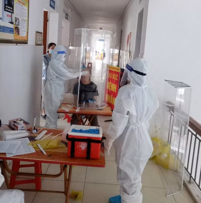 Lấy mẫu xét nghiệm cho bệnh nhân tại Bệnh viện Dã chiến số 1 Chí Linh, Hải Dương