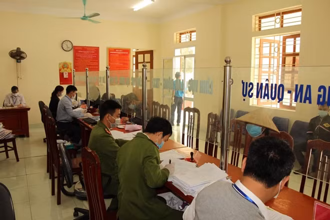 Công nhân đến làm thủ tục xin chứng nhận tạm trú/thường trú tại UBND thị trấn Lai Cách, huyện Cẩm Giàng, Hải Dương (Ảnh: Huy Hoàng - Đức Tùy)