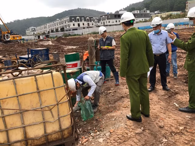 Phòng Cảnh sát phòng chống tội phạm về môi trường Công an tỉnh Quảng Ninh đang kiểm tra tại Dự án đầu tư xây dựng chung cư thương mại giá rẻ và khu nhà ở liền kề thấp tầng vụ hậu cần cảng Cái Lân