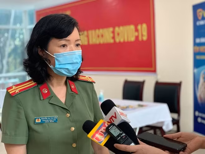 Trung tá, BS Nguyễn Thị Thu Hiền, Giám đốc Bệnh viện Công an TP Hà Nội cho biết, buổi tiêm sáng 31/3 diễn ra thuận lợi, an toàn
