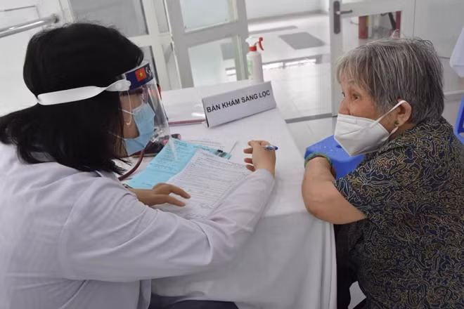 Người cao tuổi ở TP Hồ Chí Minh được tiêm phòng vaccine COVID-19.