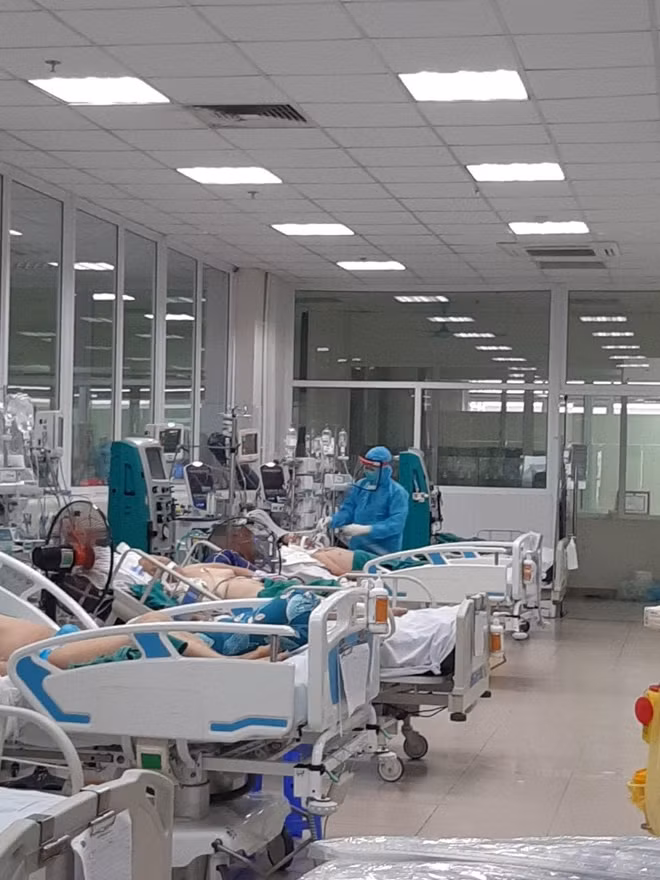 Điều trị bệnh nhân COVID-19 nặng tại Khoa Hồi sức tích cực, Bệnh viện Bệnh Nhiệt đới Trung ương.
