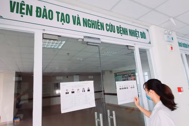 Bệnh viện Bệnh Nhiệt đới Trung ương cơ sở Đông Anh dán danh sách đại biểu ứng cử Bệnh viện Bệnh Nhiệt đới Trung ương cơ sở Đông Anh dán danh sách đại biểu ứng cử