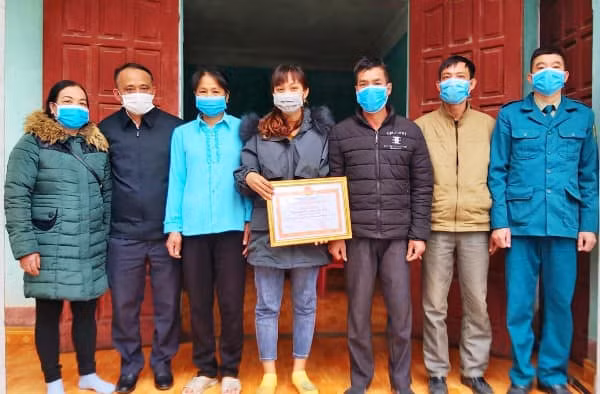 Khen thưởng gia đình hoãn đám cưới để chống dịch