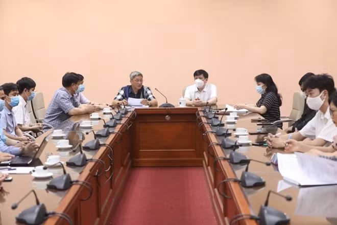 Bộ trưởng Bộ Y tế gặp mặt các chuyên gia y tế sang hỗ trợ nước bạn Lào trước lúc đoàn lên đường