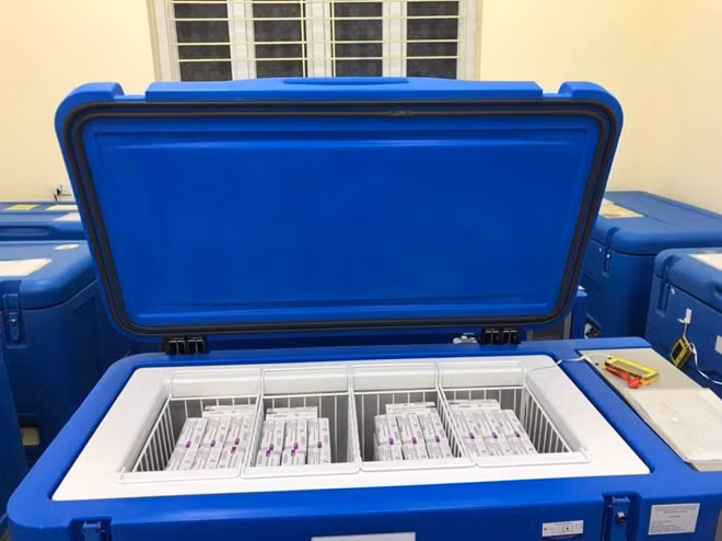 12 nghìn liều vaccine COVID-19 đảm quản trong 4 tủ chứa chuyên dụng.