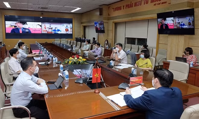 Đầu cầu Việt Nam trong buổi họp trực tuyến với đại diện lãnh đạo COVAX Facility (Ảnh: Trần Minh)