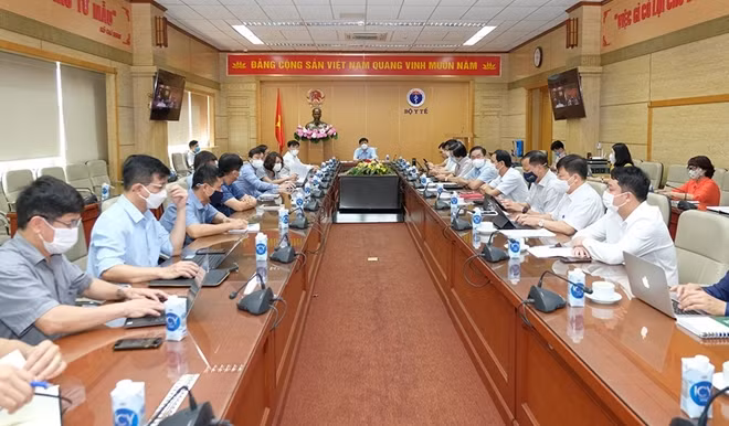 Bộ trưởng Nguyễn Thanh Long chủ trì cuộc họp trực tuyến với Bộ phận Thường trực đặc biệt của Bộ Y tế tại TP Hồ Chí Minh. (Ảnh: Trần Minh)