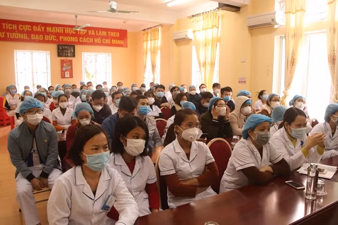 Bác sĩ, điều dưỡng, nhân viên y tế của Trung tâm Y tế TP Chí Linh nghe bác sĩ tuyến trên tập huấn về công tác điều trị COVID-19 (Ảnh: Huy Hoàng - Đức Tùy)