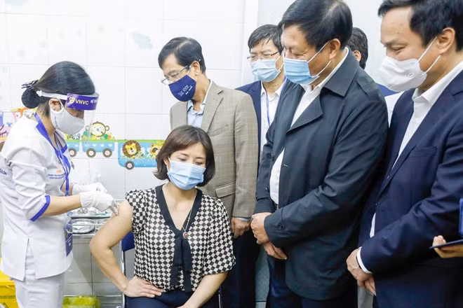 Thứ trưởng Bộ Y tế Đỗ Xuân Tuyên kiểm tra, giám sát tiêm vaccine COVID-19 tại Hải Dương