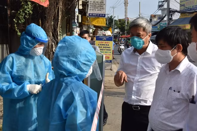 Thứ trưởng Nguyễn Trường Sơn kiểm tra một chốt chống dịch tại TP Hồ Chí Minh.
