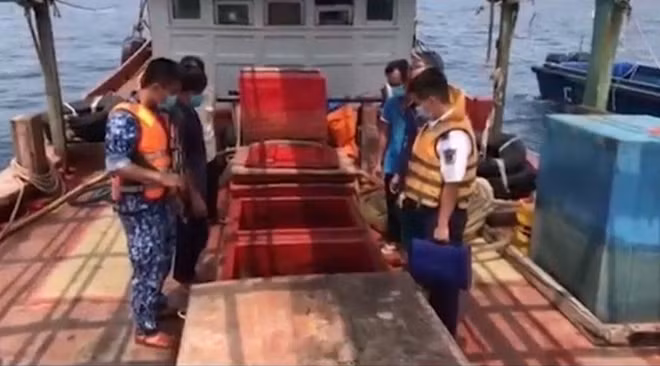 Dầu chứa trong các khoang vốn để chứa cá được cải tạo lại