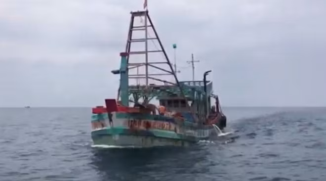 Tàu vỏ gỗ chở hơn 100.000 lít dầu DO không có hóa đơn chứng từ.