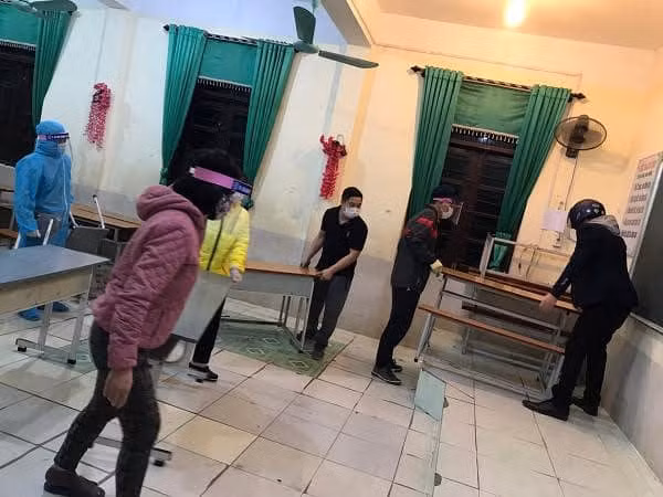Giáo viên dọn phòng học đón công nhân đến cách ly (Ảnh: Văn Sơn Dung) Giáo viên dọn phòng học đón công nhân đến cách ly (Ảnh: Văn Sơn Dung)