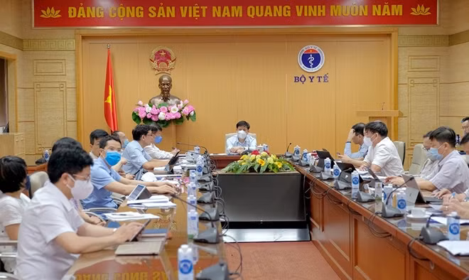 Cuộc họp khẩn của Bộ Y tế với bộ phận thường trực của Bộ Y tế hỗ trợ TP Hồ Chí Minh. (Ảnh: Trần Minh)