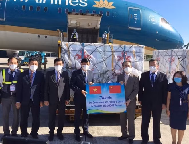 Ngài Hùng Ba, Đại sứ đặc mệnh toàn quyền CHND Trung Hoa trao lô hàng giúp đỡ Chính phủ và nhân dân Việt Nam chống dịch. (Ảnh: Trần Minh)