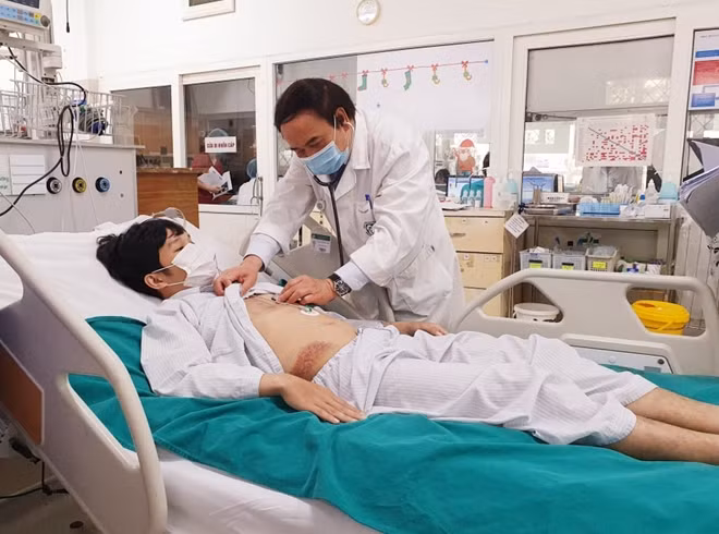 PGS.TS Nguyễn Văn Chi đang khám cho bệnh nhân