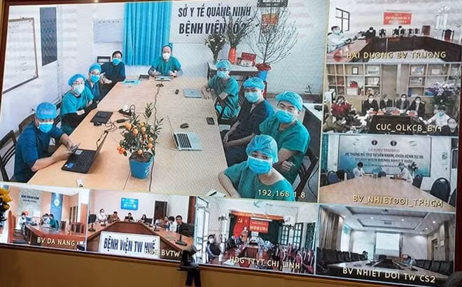 Bác sĩ ở các điểm cầu lắng nghe ý kiến của các chuyên gia