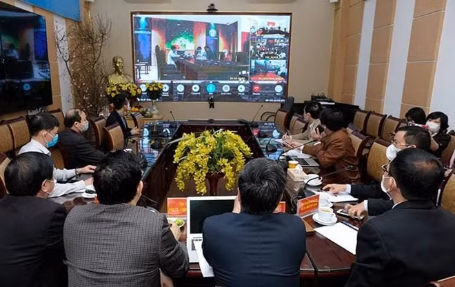 Các chuyên gia của Bộ Y tế hội chẩn trực tuyến các ca bệnh COVID-19 nặng với các điểm cầu vào ngày 30 Tết