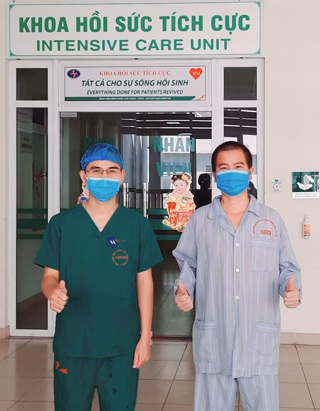 Anh N.H.G và bác sĩ Khoa Hồi sức tích cực