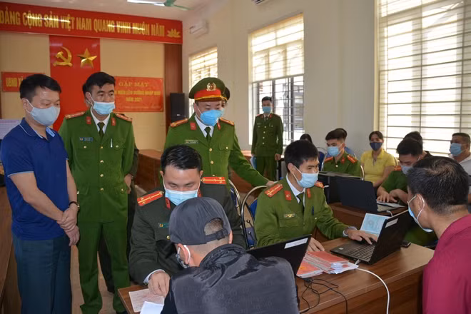 Thượng tá Nguyễn Thuận, Phó Giám đốc Công an tỉnh Quảng Ninh kiểm tra công tác cấp CCCD tại xã Đông Xá, huyện Vân Đồn