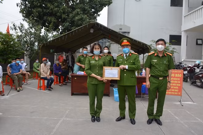 Đại tá Nguyễn Thuận trao Quyết định khen thưởng cho Trung tá Vũ Thị Lệ Hà, Công an thị xã Đông Triều.