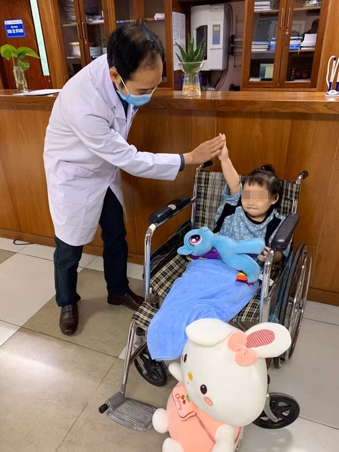 Bé gái nở nụ cười tươi khi được ra viện