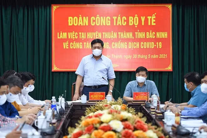 Thứ trưởng Bộ Y tế Đỗ Xuân Tuyên làm việc với huyện Thuận Thành vào chiều nay 30/5 (Ảnh: Anh Tuấn)