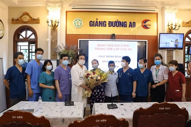 Các bác si Bệnh viện Bạch Mai chúc mừng bệnh nhân ra viện. (Ảnh: Mai Thanh)