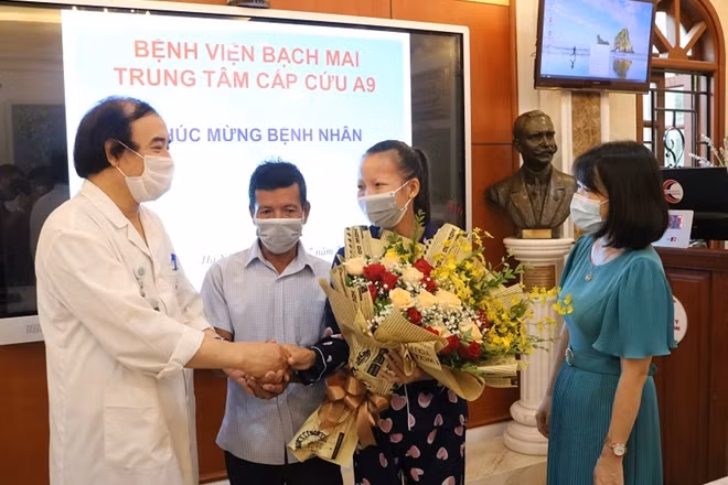PGS.TS Nguyễn Văn Chi, Phụ trách Trung tâm A9, Bệnh viện Bạch Mai chúc mừng bệnh nhân và gia đình . (Ảnh: Mai Thanh)