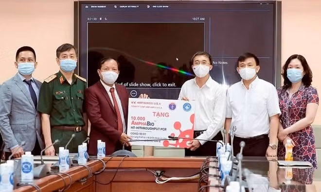 Thứ trưởng Bộ Y tế Trần Văn Thuấn tiếp nhận 10.000 kit xét nghiệm COVID-19