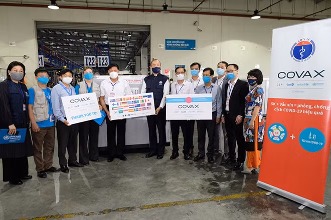 811.200 liều vaccine đầu tiên do COVAX Facility viện trợ về đến Việt Nam an toàn (Ảnh: Trần Minh)