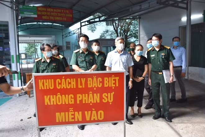 Thứ trưởng Bộ Y tế Nguyễn Trường Sơn đến thăm và làm việc với Bệnh viện Quân y 175 về công tác phòng chống dịch COVID-19 (Ảnh: Khôi Nguyên)