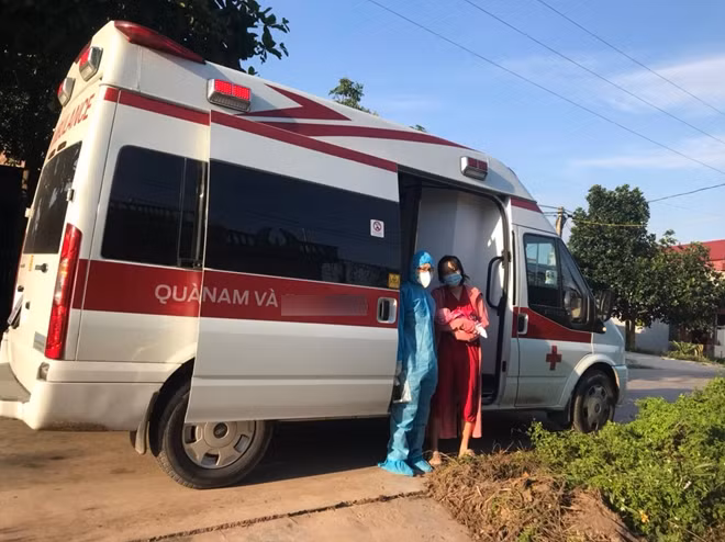 Mẹ con sản phụ được xuất viện về nhà sau gần 1 tháng điều trị